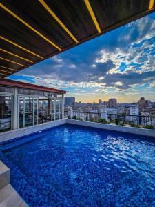 una piscina sul tetto di un edificio di Mar Charbel Hotel Cairo a Il Cairo