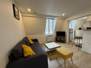 un soggiorno con un divano e un tavolo di Appartement Dunkerque Centre a Dunkerque Altre 19 foto