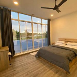 ein Schlafzimmer mit einem Bett und einem großen Fenster in der Unterkunft Shitha Inn in Hithadhoo
