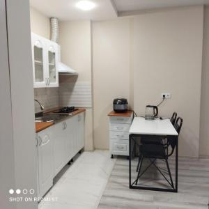 Kuchyň nebo kuchyňský kout v ubytování Mari apartments