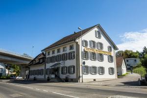 Räterschen斯特恩酒店的街边的一栋白色建筑