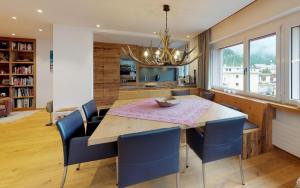 une salle à manger avec une table et des chaises bleues dans l'établissement Casa Polo, à Saint-Moritz