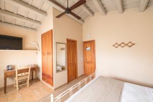 a bedroom with a bed and a desk at El Moli de Siurana in Siurana