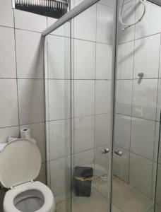 セーハにあるvovo caixaのバスルーム(トイレ、ガラス張りのシャワーブース付)