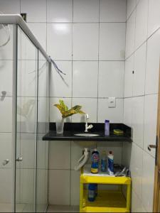 セーハにあるvovo caixaのバスルーム(シャワー、シンク付きの棚付)