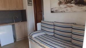 ein Wohnzimmer mit einem Sofa in der Küche in der Unterkunft Haut de villa avec jardin (Apt T3) in Bormes-les-Mimosas