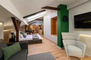 a bedroom with a bed and a green accent wall at Várvédőház Apartmanok Eger in Eger