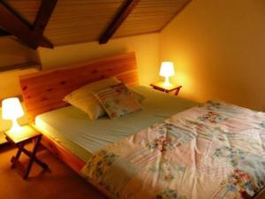 sypialnia z łóżkiem z dwoma lampami po obu stronach w obiekcie Ferienhaus in Kawczyn mit Kleiner Terrasse w mieście Miastko