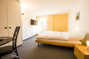 A bed or beds in a room at Hotel Sternen