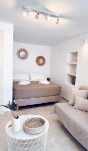 キスノスにあるMoma Apartmentのベッドルーム1室(ベッド1台、ソファ、テーブル付)