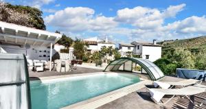 une maison avec piscine et mobilier de jardin dans l'établissement 9 bedrooms villa with private pool jacuzzi and enclosed garden at Granada, à Grenade