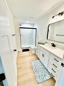 Un baño de Brand new townhome! 8 minutes from Liberty