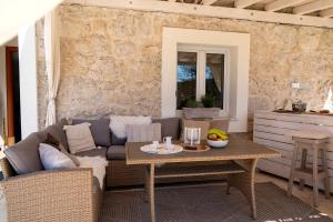 Χώρος καθιστικού στο Stone House With Jacuzzi "DINARA"