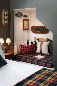 un letto e un divano in una camera di Goyke -Gorgeous Lakefront a Van Dyne