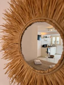 uma vista para uma cozinha através de um espelho em Moma Apartment em Kythnos