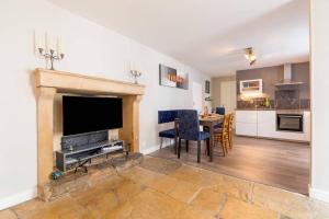 a living room with a fireplace and a dining room at Le Duplex des Ducs in Dijon