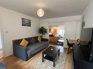 sala de estar con sofá y mesa en 3 Bedroom Town House in Central Muswell Hill London en Londres