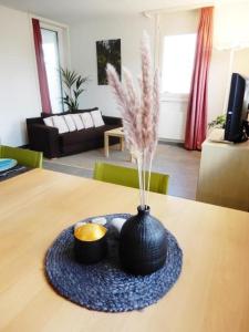 un vaso su un tavolo in soggiorno di Gemütliche 2 12 - Parterre-Ferienwohnung mit Terrasse - b48858 