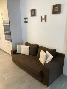 un divano marrone in soggiorno di Gemütliche 2 12 - Parterre-Ferienwohnung mit Terrasse - b48858 