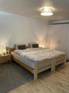 una camera con un grande letto di Gemütliche 2 12 - Parterre-Ferienwohnung mit Terrasse - b48858 