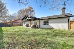 Κήπος έξω από το Lovely Bentonville Home with Grill 1 Mi to Downtown