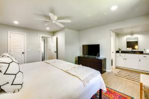 Ένα ή περισσότερα κρεβάτια σε δωμάτιο στο Lovely Bentonville Home with Grill 1 Mi to Downtown