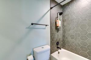 Ένα μπάνιο στο Lovely Bentonville Home with Grill 1 Mi to Downtown +19 φωτογραφίες