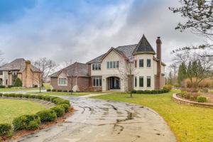 una gran casa blanca con entrada en Spacious Inverness Home about 36 Mi to Chicago!, en Barrington Hills