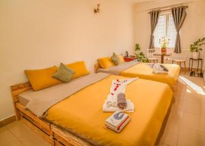 Postel nebo postele na pokoji v ubytování Pearl Wealth Dalat Hotel
