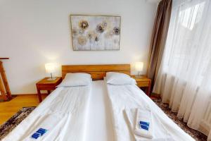 two beds in a bedroom with two lamps and a window at Amazing/sunny 2 bedroom flat in the city center (West 6) in Zurich