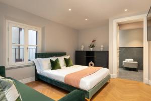 מיטה או מיטות בחדר ב-Bargello Penthouse Luxury Apartment In Florence By Palazzo Pazz Vitali