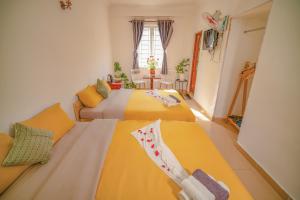 Postel nebo postele na pokoji v ubytování Pearl Wealth Dalat Hotel