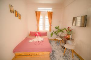 Postel nebo postele na pokoji v ubytování Pearl Wealth Dalat Hotel
