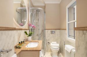 Ένα μπάνιο στο Bargello Penthouse Luxury Apartment In Florence By Palazzo Pazz Vitali +26 φωτογραφίες