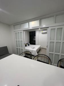 Zimmer mit einem Zimmer mit einem Bett und Stühlen in der Unterkunft Villa Roca, Rodadero in Santa Marta