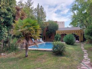 una casa con piscina en un patio en Casa guerrero, con piscina en chacras, en Ciudad Lujan de Cuyo