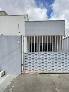 a building with a metal gate on the side of it at Casa bem localizado em Sinop in Sinop