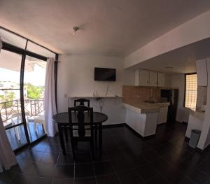 uma cozinha e sala de jantar com uma mesa e uma mesa e cadeiras em Hotel El Legendario em Sosúa