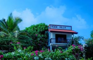 znak dla skalnej willi z drzewami i kwiatami w obiekcie Rock Villa Relax City Home w mieście Mihintale