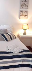 um quarto com uma cama com toalhas e um candeeiro em Acogedora habitación 9 BAÑO PRIVADO em Bogotá