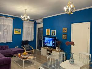 TV a/nebo společenská místnost v ubytování Colors by the Sea at Lalzi Bay