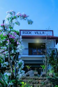 - un bâtiment avec un panneau indiquant la villa rocheuse dans l'établissement Rock Villa Relax City Home, à Mihintale