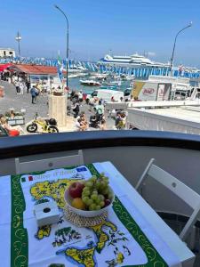 un plato de fruta en una mesa en un balcón en Nanà casa vacanza en Capri