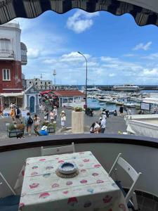 uma mesa numa varanda com vista para uma marina em Nanà casa vacanza em Capri