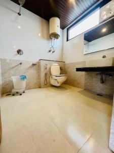 La salle de bains est pourvue de toilettes et d'un lavabo. dans l'établissement The Royal View Cottage, à Manali