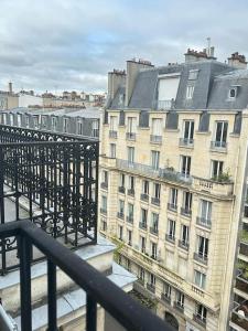 een balkon met uitzicht op een gebouw bij Studio cosy - Paris 16 in Parijs
