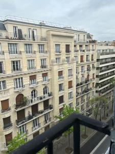 een balkon met uitzicht op een groot appartementencomplex bij Studio cosy - Paris 16 in Parijs