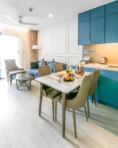 ダナンにあるGoldenbay Danang 1 Bedroom Apartmentのキッチン、リビングルーム(テーブル、椅子付)