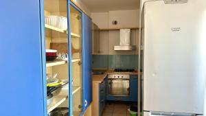 cocina pequeña con armarios azules y fogones en SE058 - Senigallia, pentalocale comodo ai servizi, en SantʼAngelo