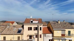 vistas a los tejados de las casas de una ciudad en SE058 - Senigallia, pentalocale comodo ai servizi, en SantʼAngelo